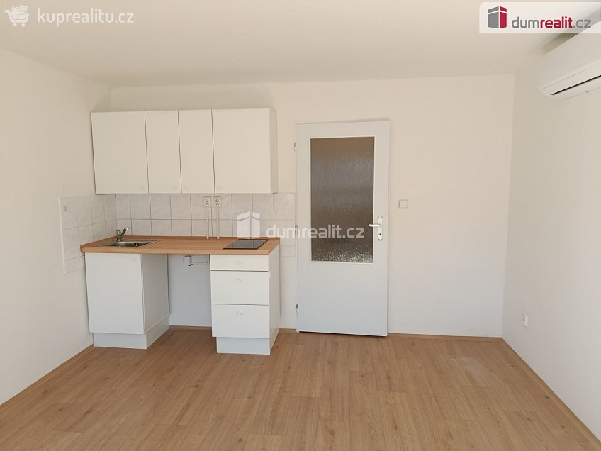Pronájem bytu 1+kk 28 m^2 Za poštou, Praha 10 
