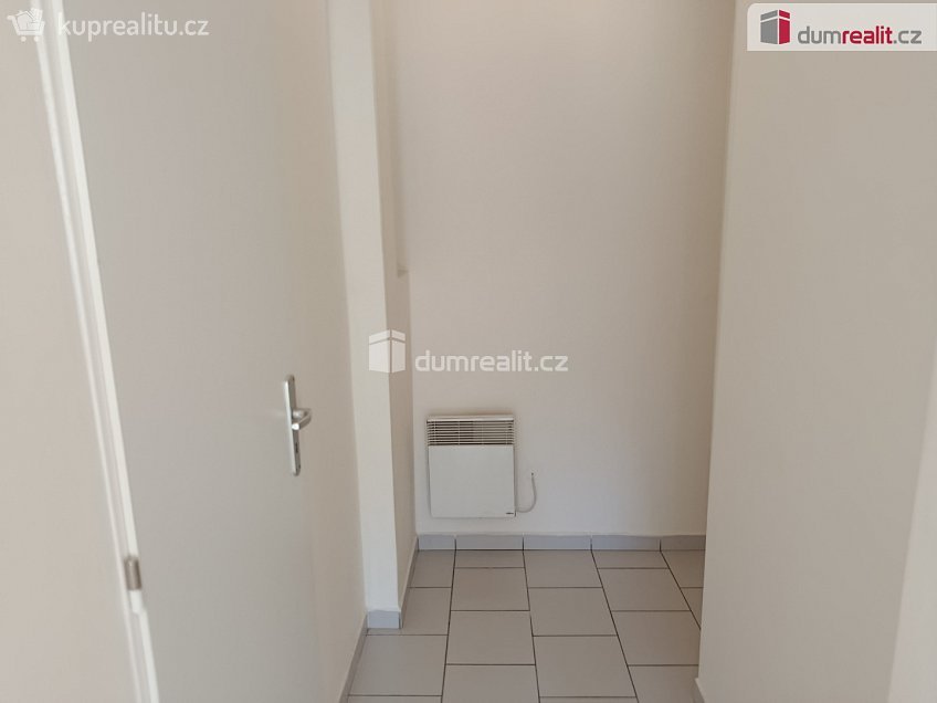 Pronájem bytu 1+kk 28 m^2 Za poštou, Praha 10 