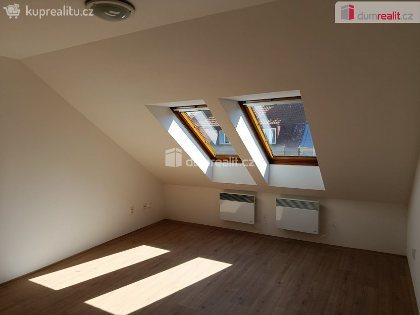Pronájem bytu 1+kk 28 m^2 Za poštou, Praha 10 