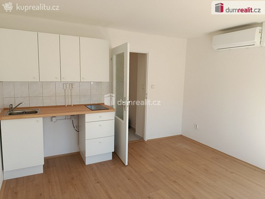 Pronájem bytu 1+kk 28 m^2 Za poštou, Praha 10 