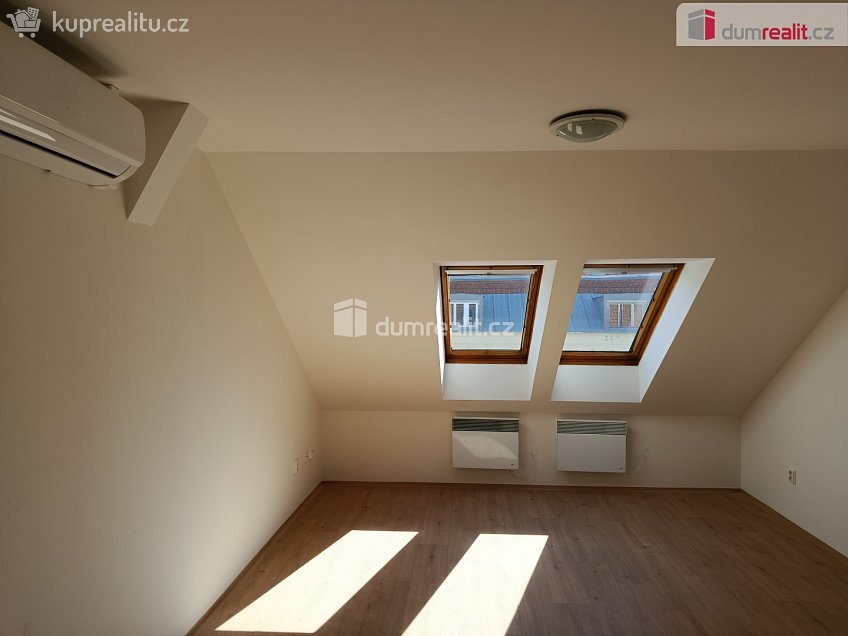Pronájem bytu 1+kk 28 m^2 Za poštou, Praha 10 