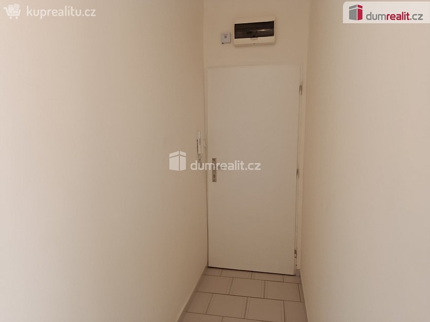 Pronájem bytu 1+kk 28 m^2 Za poštou, Praha 10 