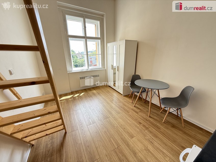 Pronájem bytu 1+kk 35 m^2 Na Valentince, Praha 5 
