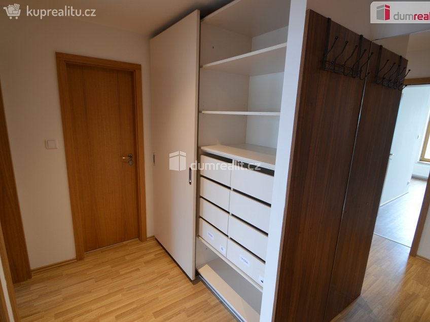 Pronájem bytu 4+kk 97 m^2 Na Zatlance, Praha 5 
