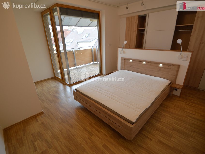 Pronájem bytu 4+kk 97 m^2 Na Zatlance, Praha 5 
