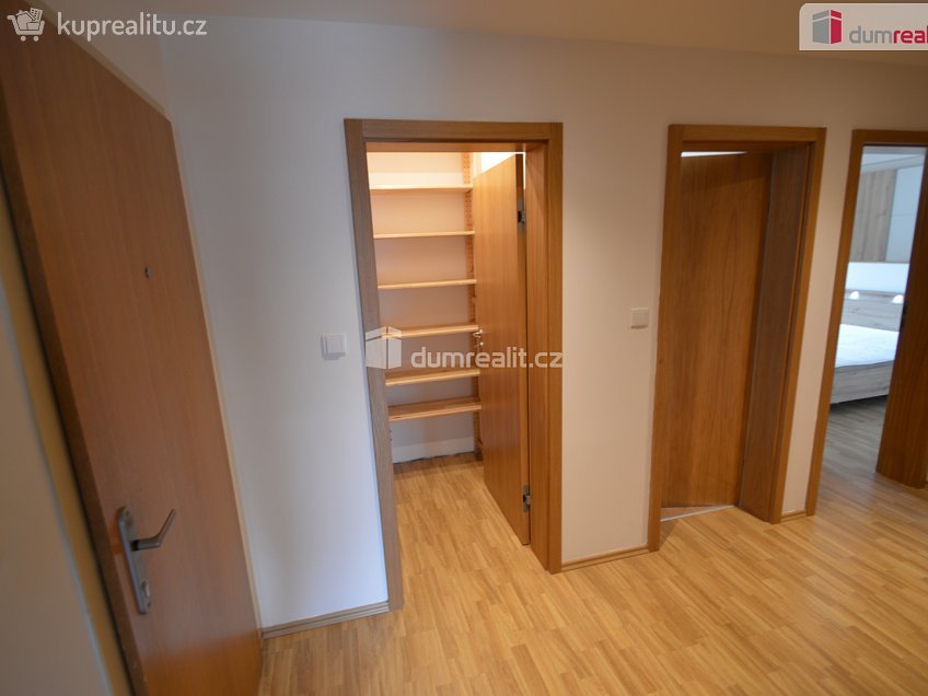 Pronájem bytu 4+kk 97 m^2 Na Zatlance, Praha 5 
