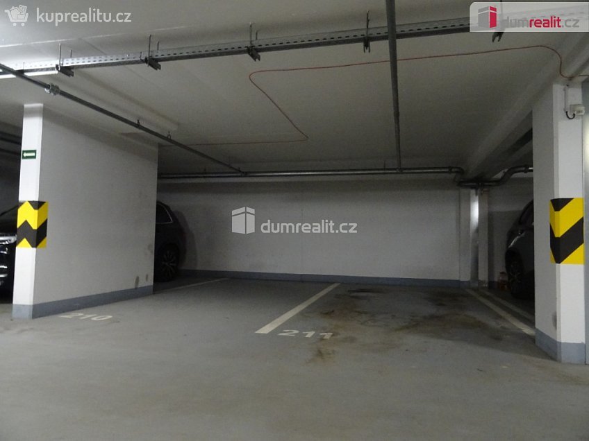Pronájem  garáže 18 m^2 Březenská, Praha 8 