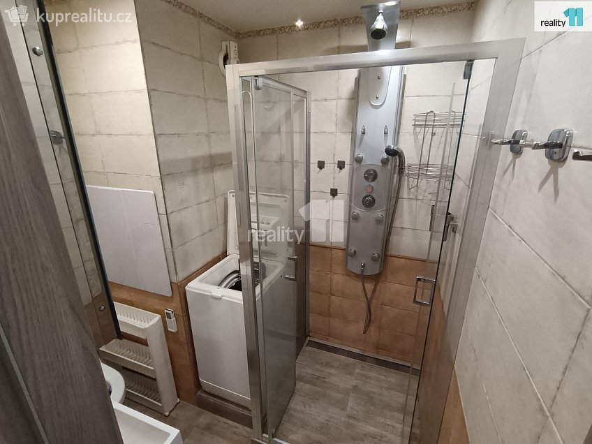 Pronájem bytu 2+kk 30 m^2 Valentova, Praha 11 