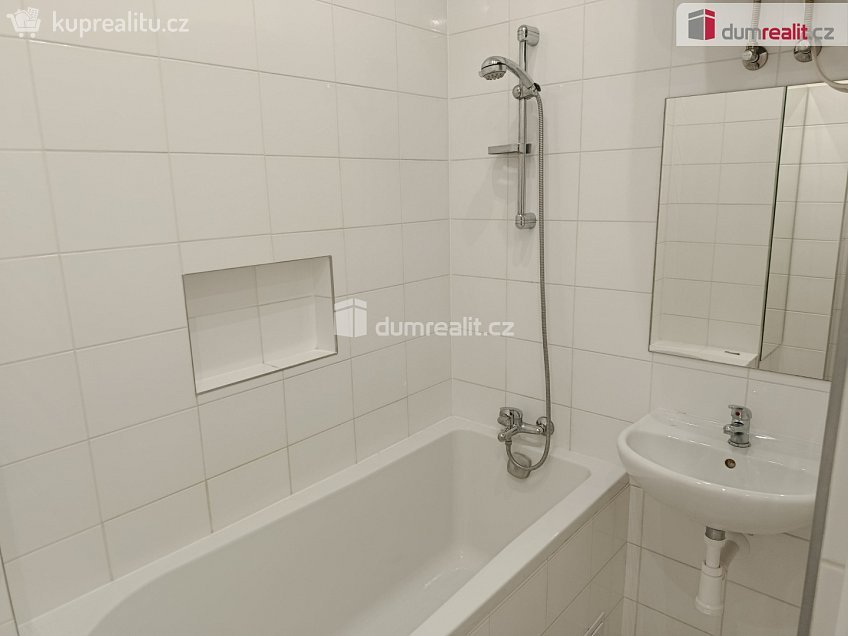 Pronájem bytu 1+kk 25 m^2 V předpolí, Praha 10 