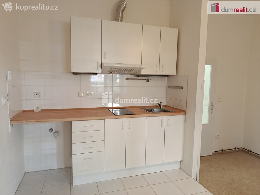 Pronájem bytu 1+kk 25 m^2 V předpolí, Praha 10 