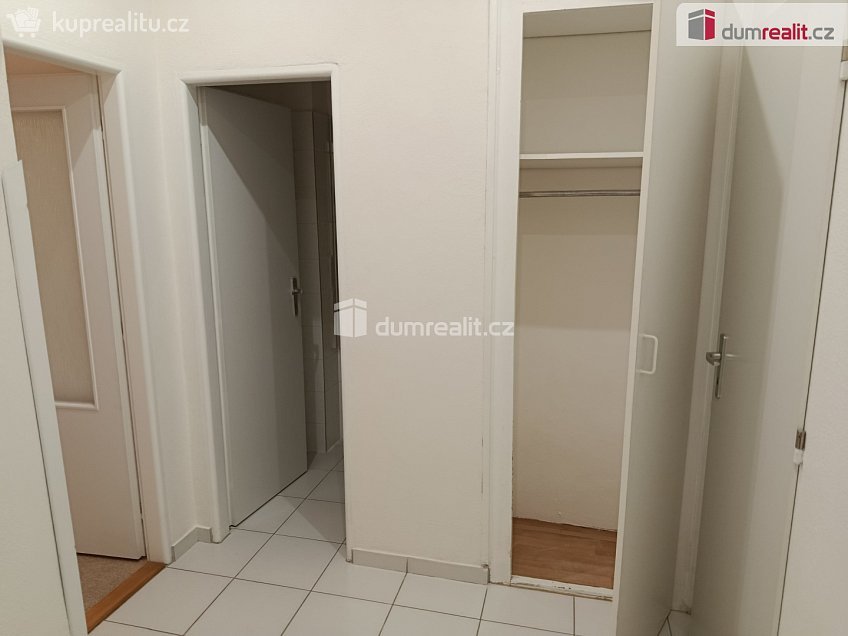 Pronájem bytu 1+kk 25 m^2 V předpolí, Praha 10 