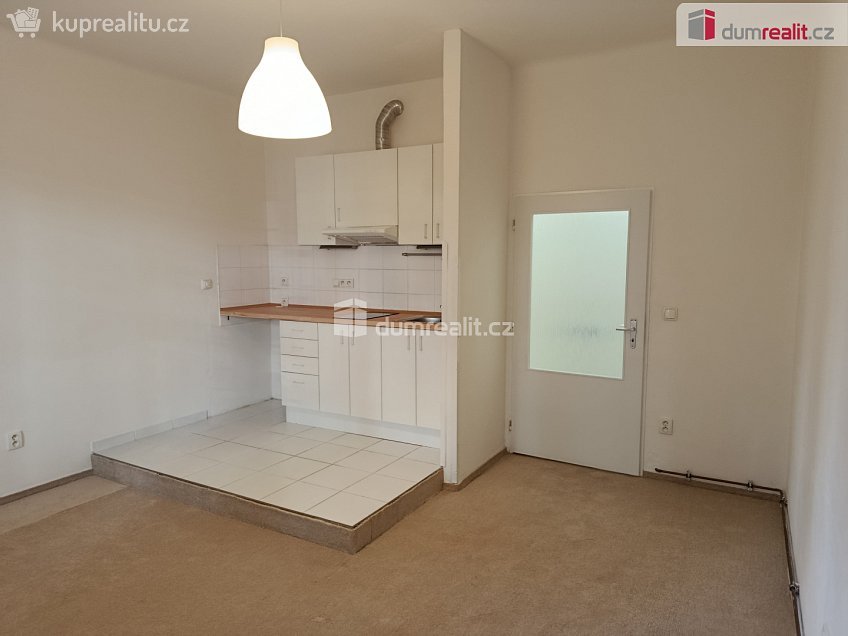 Pronájem bytu 1+kk 25 m^2 V předpolí, Praha 10 
