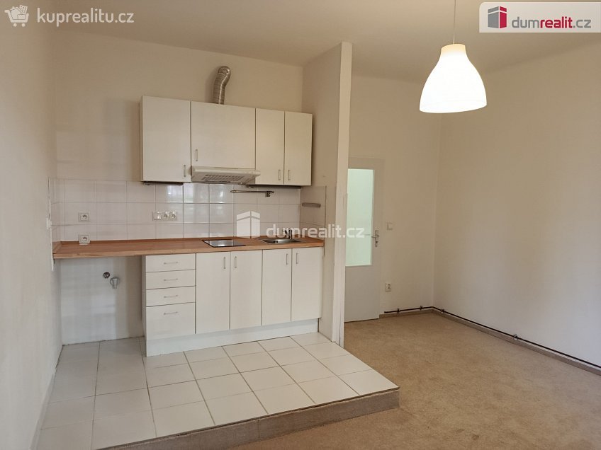 Pronájem bytu 1+kk 25 m^2 V předpolí, Praha 10 