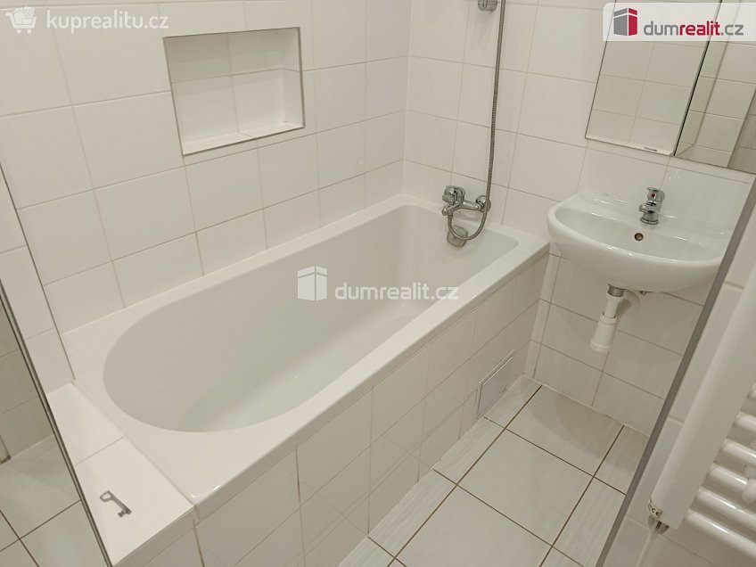 Pronájem bytu 1+kk 25 m^2 V předpolí, Praha 10 