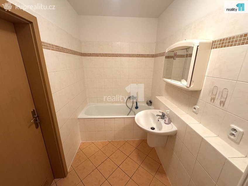 Pronájem bytu 2+kk 57 m^2 Skuteckého, Praha 17 