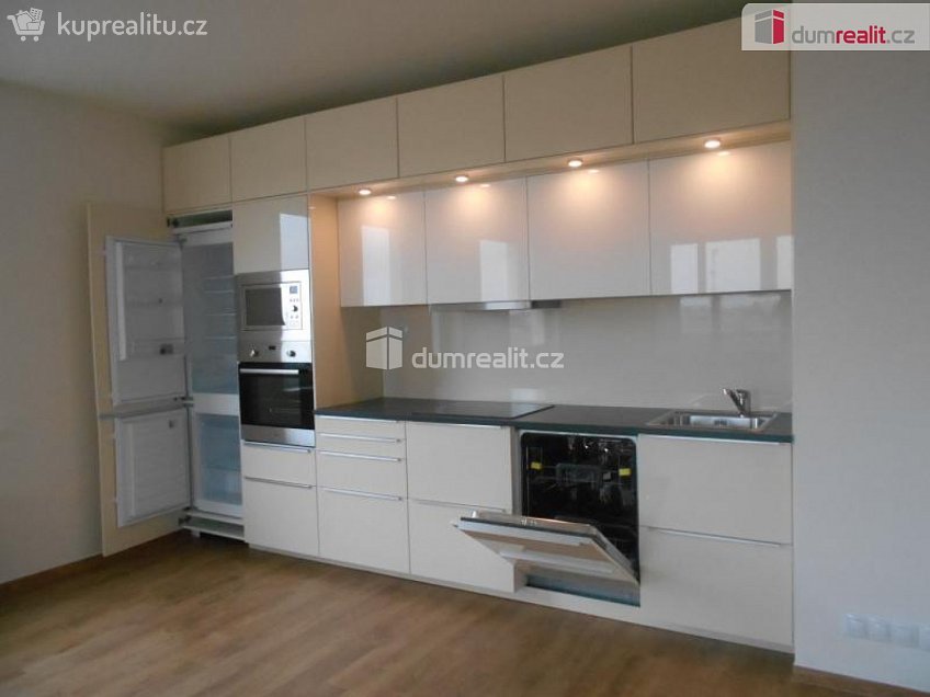 Pronájem bytu 2+kk 81 m^2 Modenská, Praha 15 