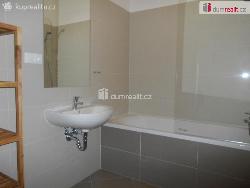 Pronájem bytu 2+kk 81 m^2 Modenská, Praha 15 