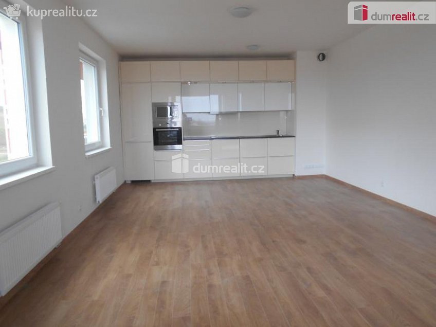 Pronájem bytu 2+kk 81 m^2 Modenská, Praha 15 