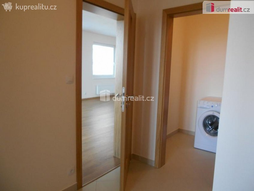 Pronájem bytu 2+kk 81 m^2 Modenská, Praha 15 