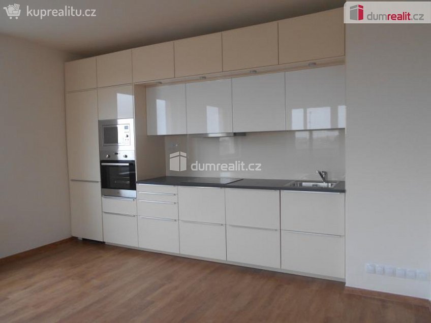 Pronájem bytu 2+kk 81 m^2 Modenská, Praha 15 