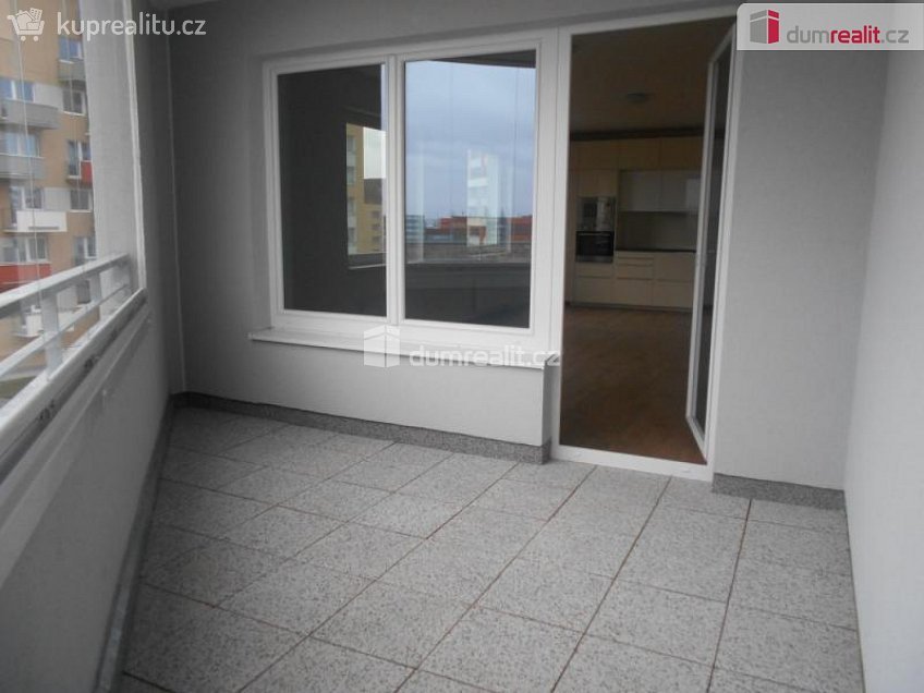 Pronájem bytu 2+kk 81 m^2 Modenská, Praha 15 
