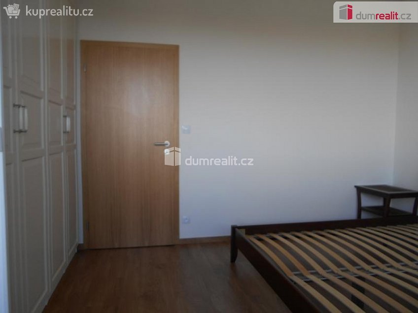 Pronájem bytu 2+kk 81 m^2 Modenská, Praha 15 