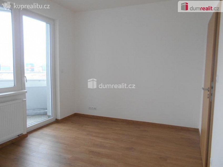 Pronájem bytu 2+kk 81 m^2 Modenská, Praha 15 