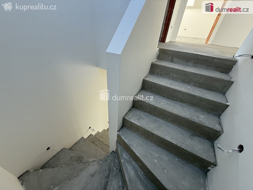 Prodej  rodinného domu 155 m^2 Pod Větrolamem, Svárov 