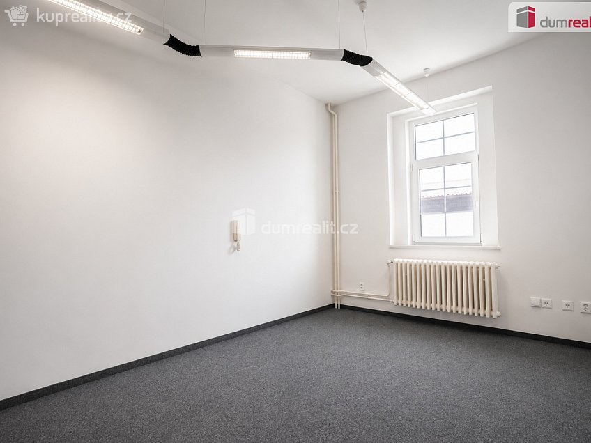 Pronájem  kanceláře 28 m^2 Na Výhledě, Karlovy Vary 