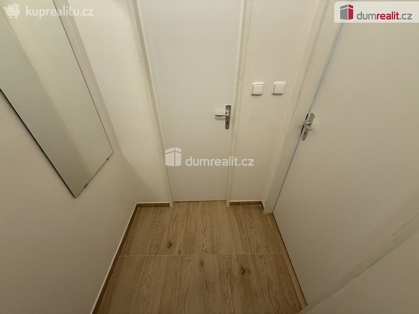 Pronájem bytu 1+kk 38 m^2 Na Valentince, Praha 5 