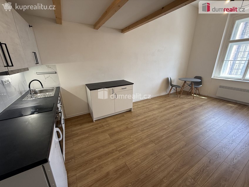 Pronájem bytu 1+kk 38 m^2 Na Valentince, Praha 5 