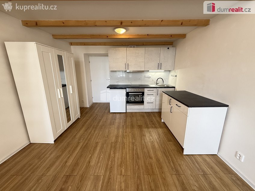 Pronájem bytu 1+kk 38 m^2 Na Valentince, Praha 5 