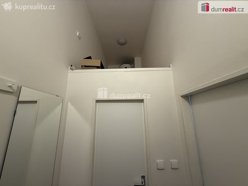 Pronájem bytu 1+kk 38 m^2 Na Valentince, Praha 5 
