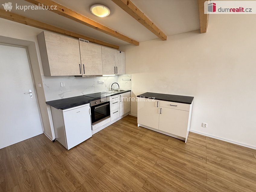 Pronájem bytu 1+kk 38 m^2 Na Valentince, Praha 5 