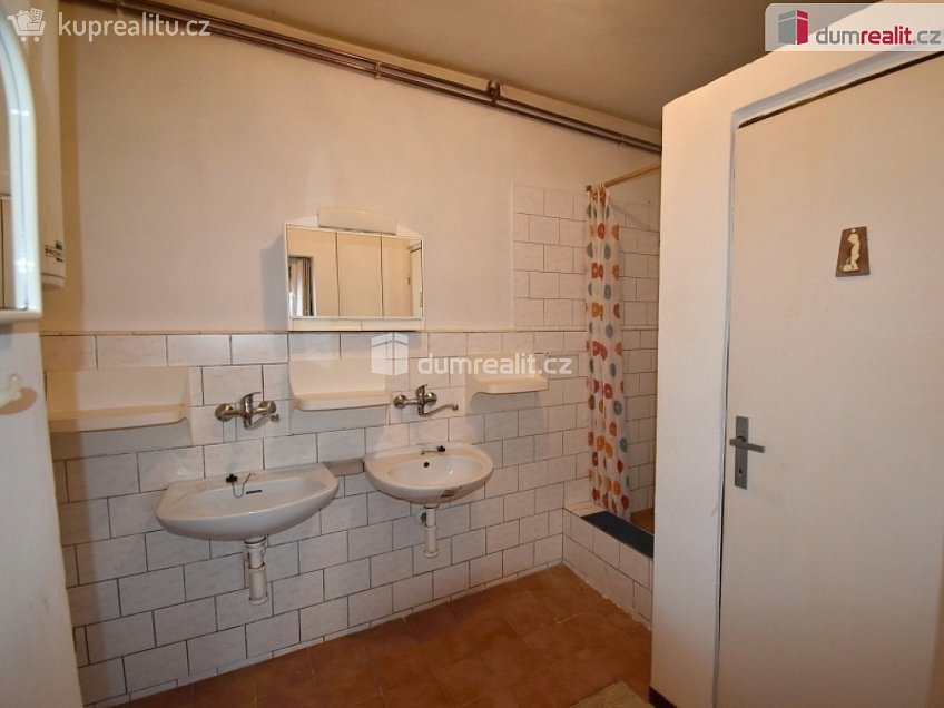 Pronájem  komerční reality 596 m^2 Chbany, Chbany 