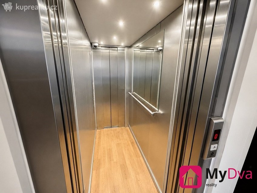 Prodej bytu 3+1 64 m^2 Komenského, Adamov 