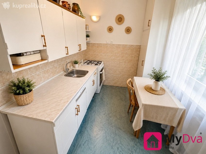 Prodej bytu 3+1 64 m^2 Komenského, Adamov 