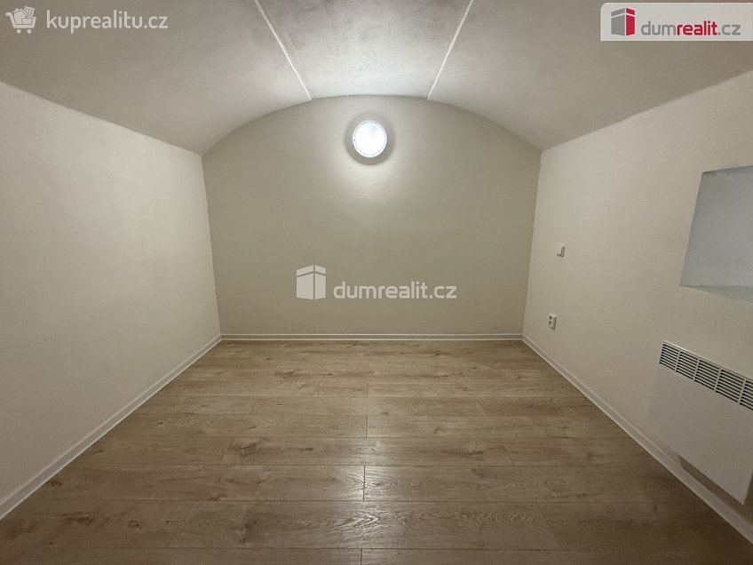 Pronájem bytu 1+kk 50 m^2 Na Valentince, Praha 5 