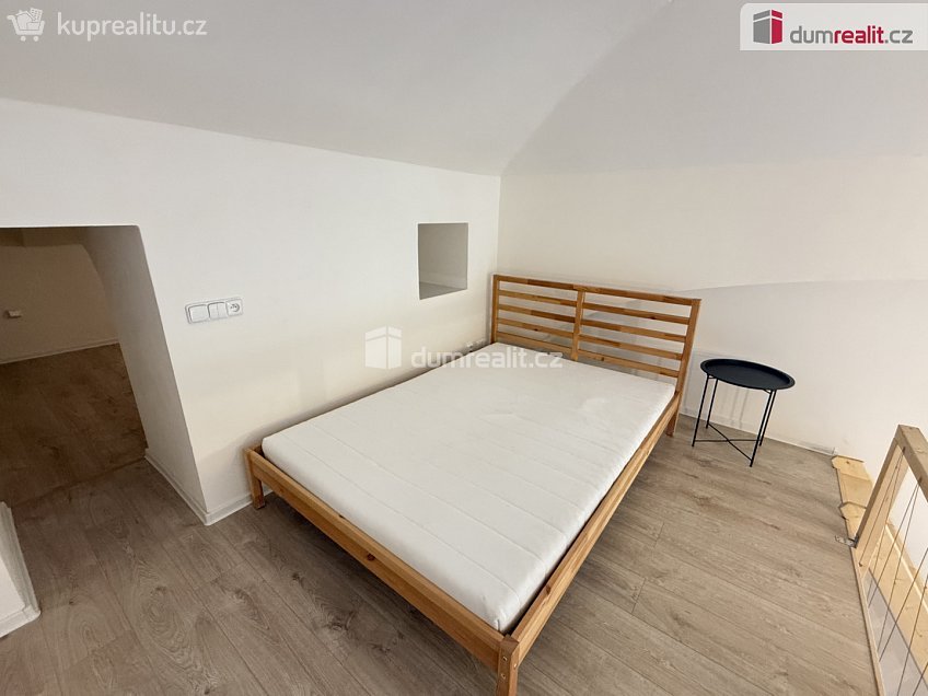 Pronájem bytu 1+kk 50 m^2 Na Valentince, Praha 5 