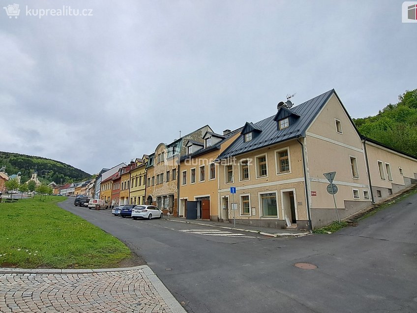 Pronájem  obchodních prostor 150 m^2 náměstí Republiky, Jáchymov 