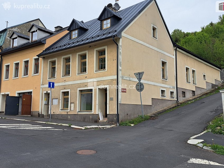 Pronájem  obchodních prostor 150 m^2 náměstí Republiky, Jáchymov 