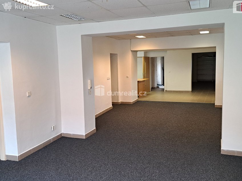 Pronájem  obchodních prostor 150 m^2 náměstí Republiky, Jáchymov 