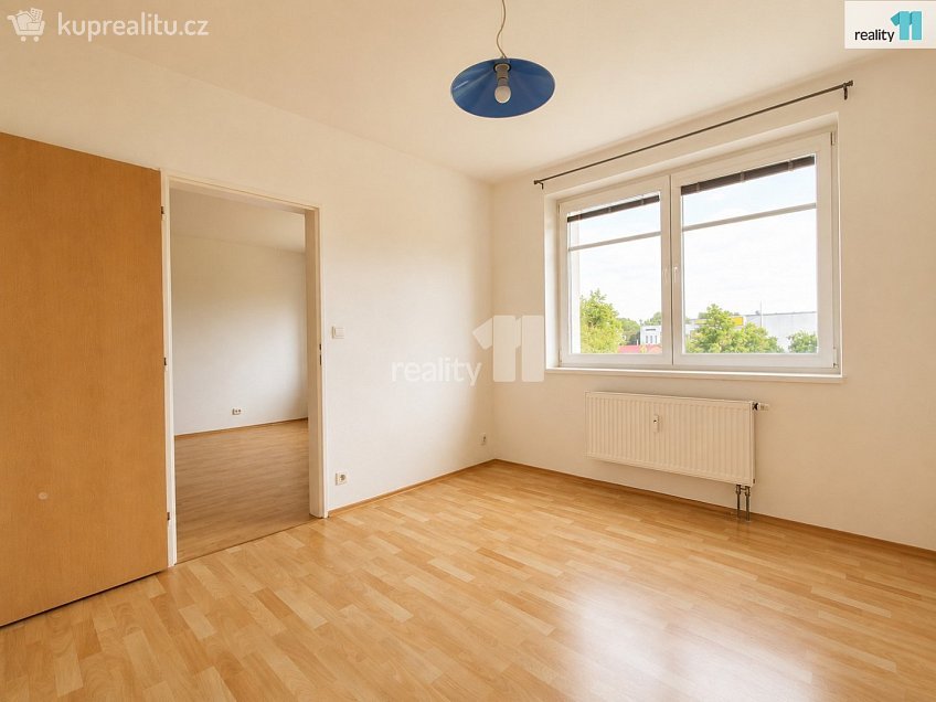 Pronájem bytu 2+kk 45 m^2 Dubová, Pardubice 