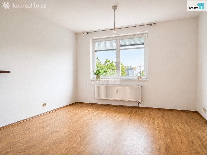 Pronájem bytu 2+kk 45 m^2 Dubová, Pardubice 