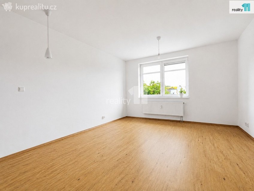 Pronájem bytu 2+kk 45 m^2 Dubová, Pardubice 