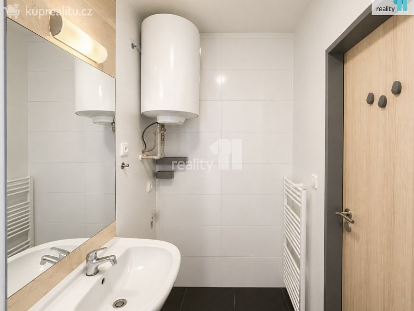 Pronájem bytu 2+kk 64 m^2 Českobrodská, Praha 9 