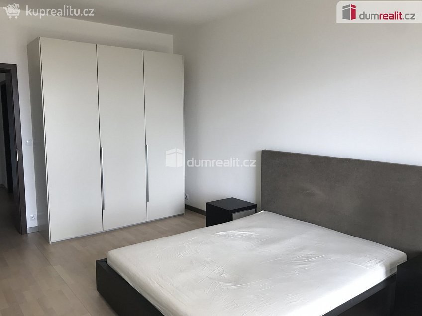 Pronájem bytu 2+kk 75 m^2 Korunní, Praha 10 