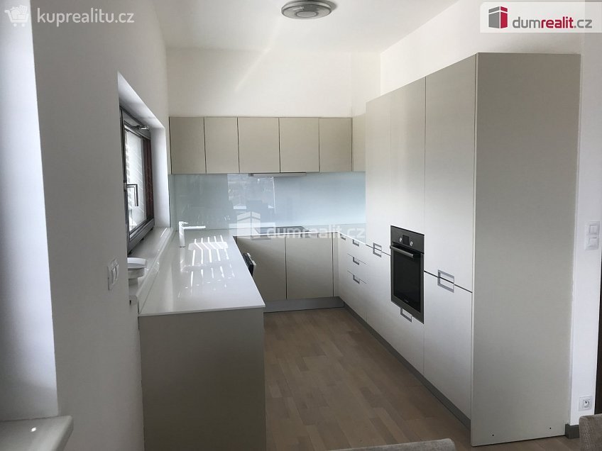 Pronájem bytu 2+kk 75 m^2 Korunní, Praha 10 