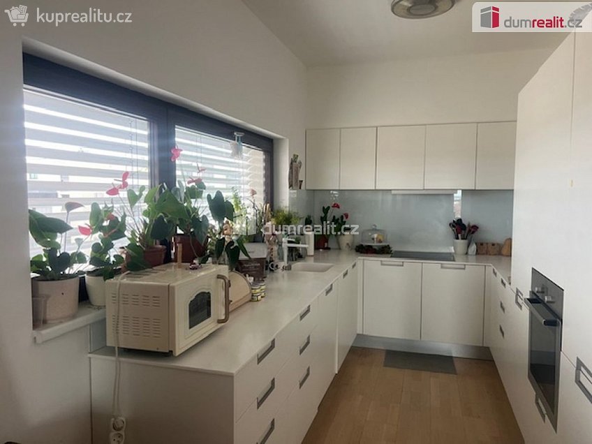 Pronájem bytu 2+kk 75 m^2 Korunní, Praha 10 