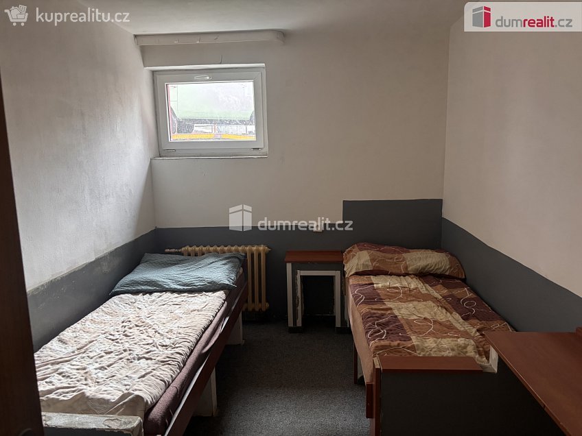 Pronájem bytu 1+kk 13 m^2 Mezi úvozy, Praha 20 